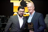 Foto do economista Marcelo Neri sendo premiado no Trata Brasil - Saneamento Básico